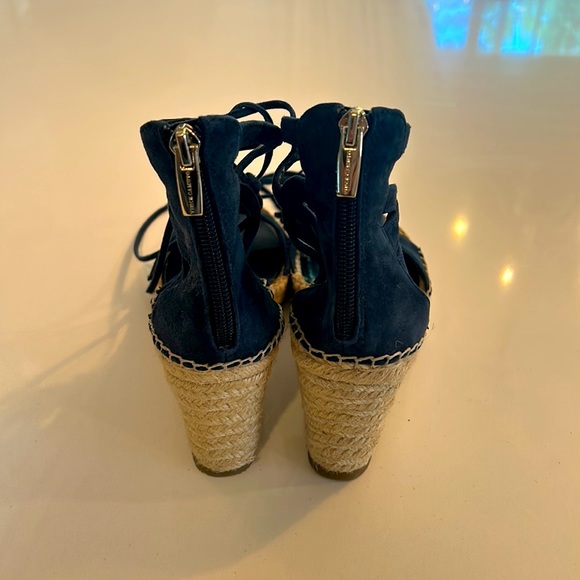 VINCE CAMUTO blue suede ankle wrap 3 1/2 inch wedges size 8.5 - Picture 4 of 7